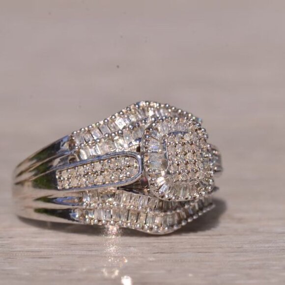 BEAUTIFUL 925 Sterling Silver and Genuine Diamond Cocktail Ring. - Picture 3 of 7